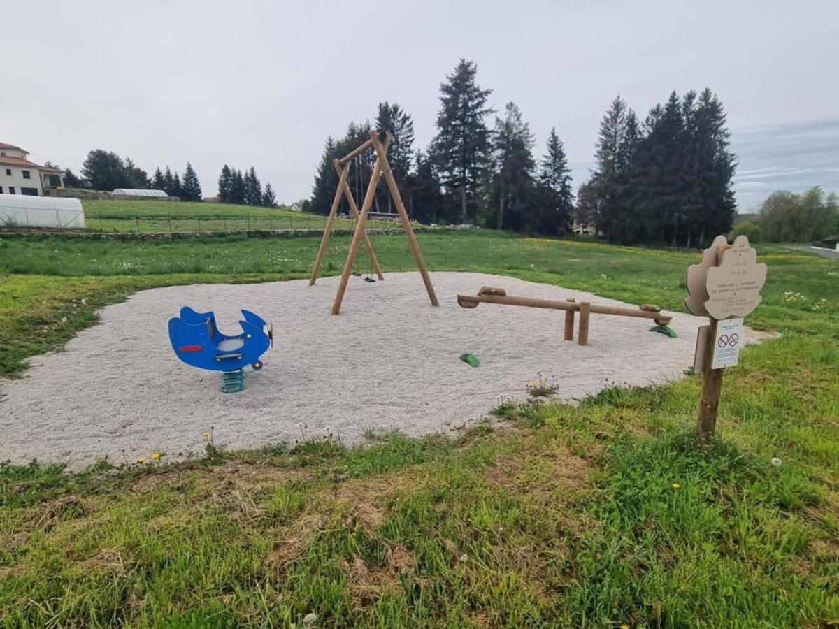 Gite Avec Cheminee, Terrasse Et Wifi - Animaux Acceptes - Fr-1-496-163 Usson-en-Forez Zewnętrze zdjęcie